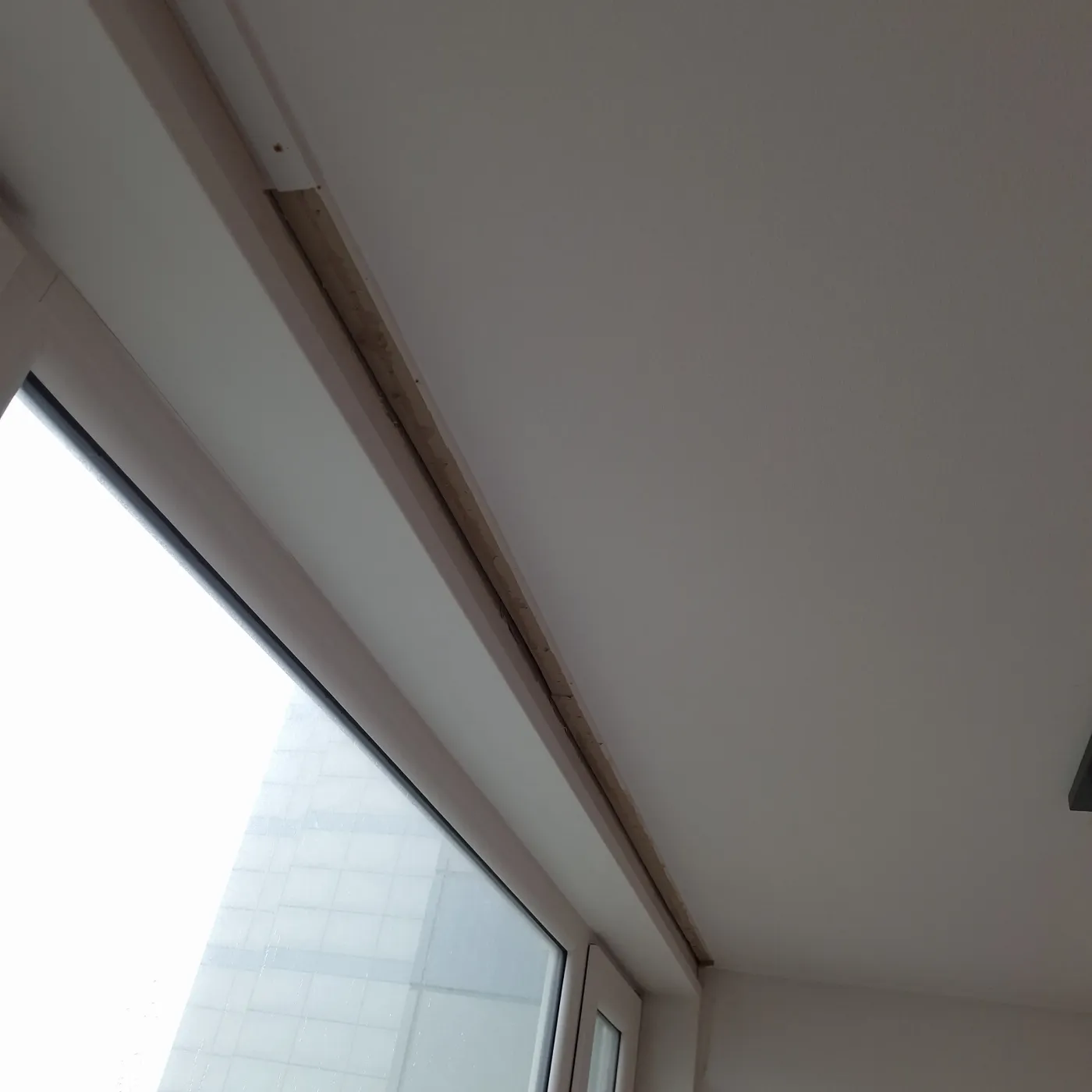 하남몰딩교체 창 모서리 쪽 천장몰딩이 벌어진 모습