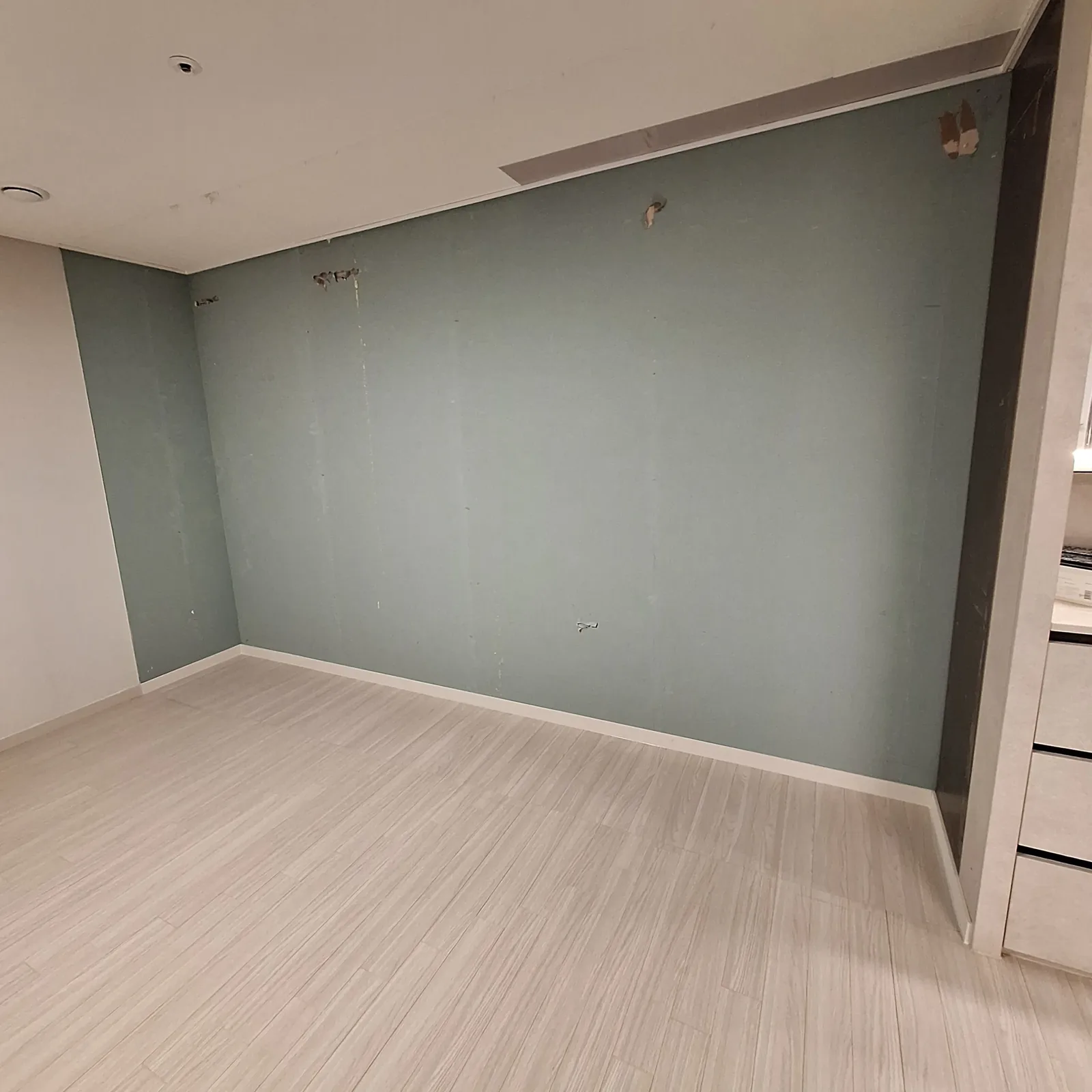 몰딩교체가 필요한 몰딩 없이 방치된 벽면 하단 코너 현장